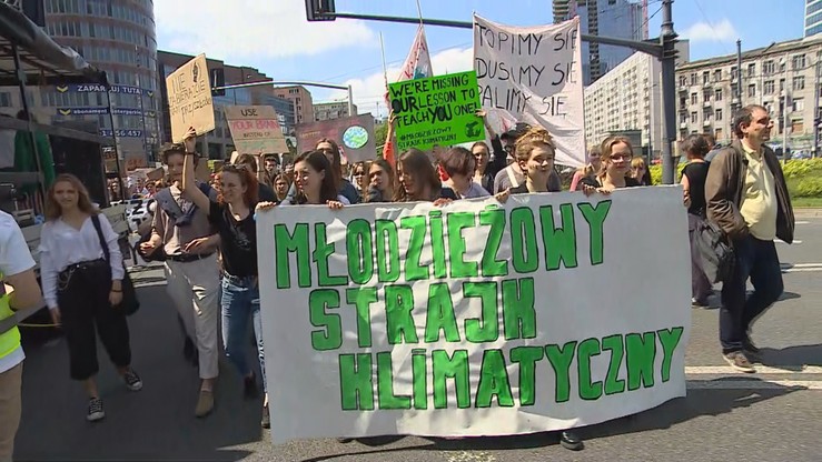 "Nie zabierajcie nam przyszłości". Młodzieżowy Strajk Klimatyczny przeszedł ulicami Warszawy