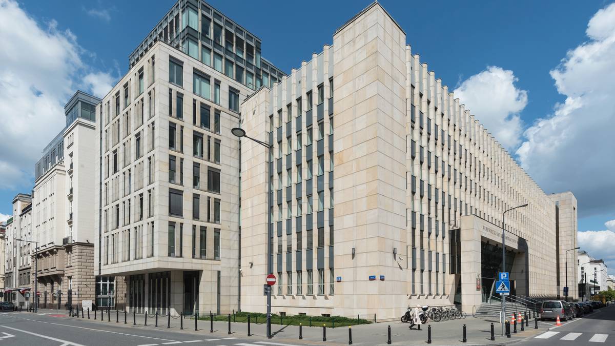 Budynek sądu administracyjnego z kamienną fasadą i przeszklonymi elementami, widok z ulicy