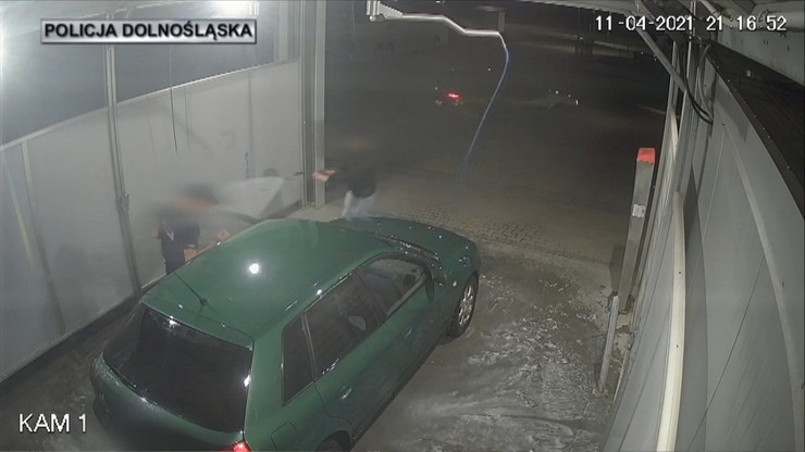 Próbował ukraść auto na myjni. Kobieta potraktowała go wodą