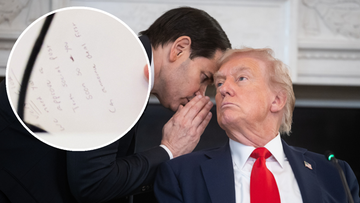 Trump dostał tajemniczą notatkę. Media ujawniają jej treść
