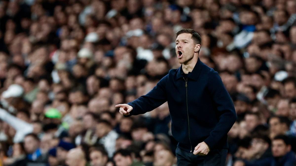 Trener Realu Madryt, Xabi Alonso, gestykuluje na boisku podczas meczu.