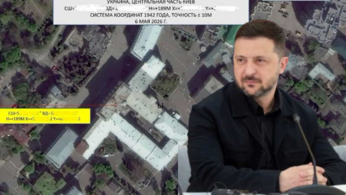 Zdjęcie przedstawia Wołodymyra Zełenskiego siedzącego przy stole, obok którego znajduje się mapa z naniesionymi planami obiektów wojskowych i cywilnych na terytorium Ukrainy.