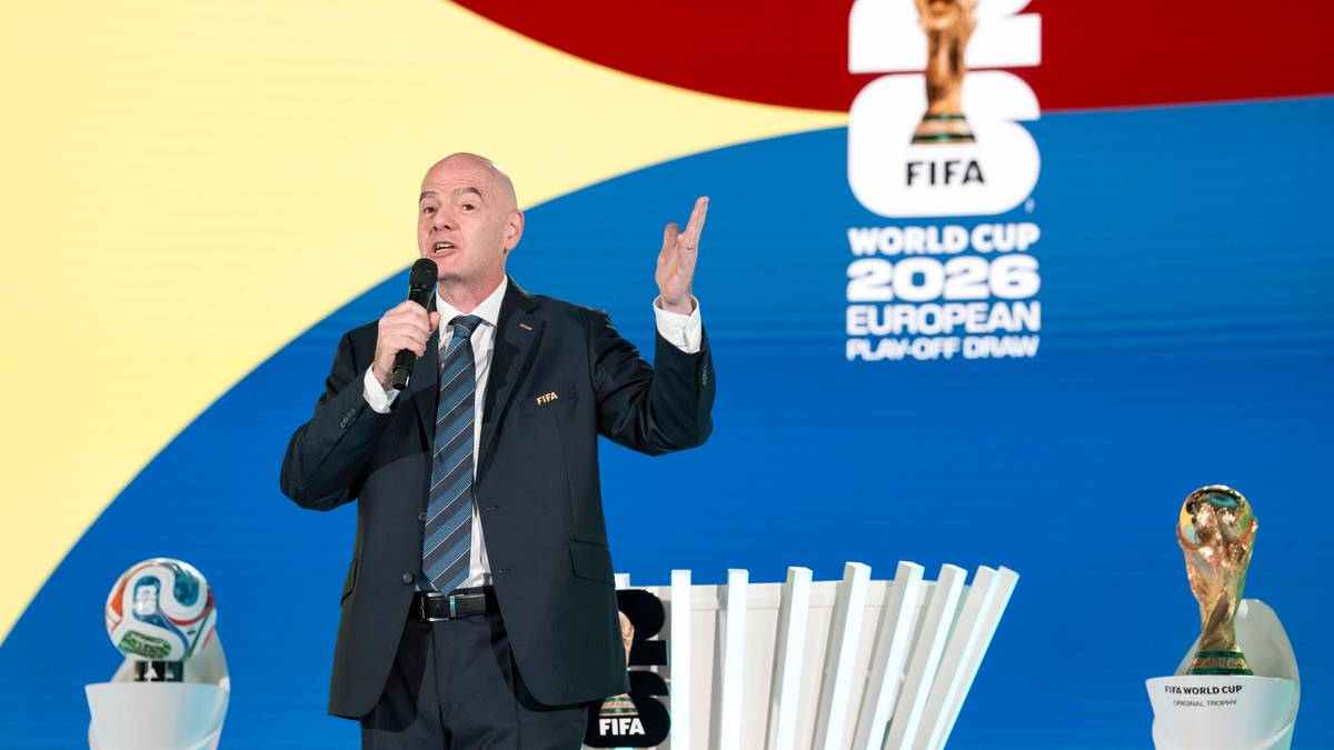 Prezydent FIFA Gianni Infantino przemawia do mikrofonu na tle sceny z logotypami FIFA World Cup 2026.