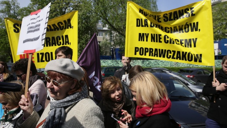 Manifestacja przed Sejmem przeciwko zmianom w nauczaniu indywidualnym