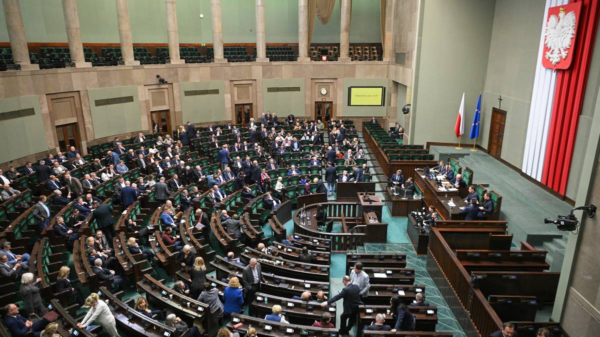 KO na czele, ale bez większości. Wyniki nowego sondażu zaskakują