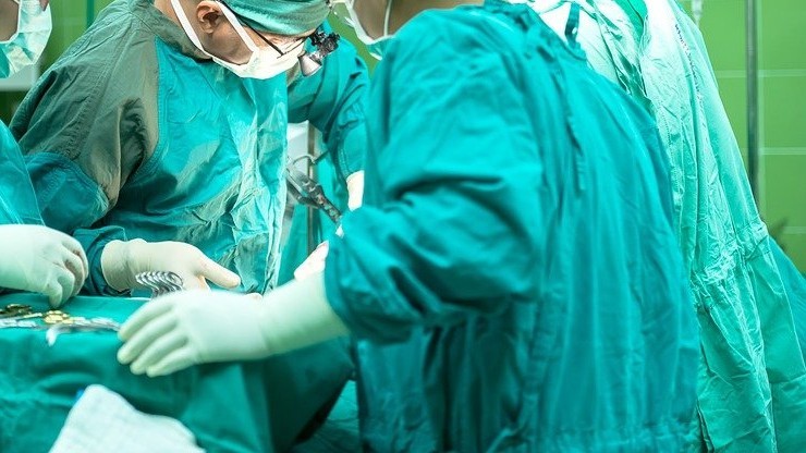 Kardiochirurg Mirosław G. zostawił gazik w sercu pacjenta. Sąd utrzymał w mocy wyrok skazujący