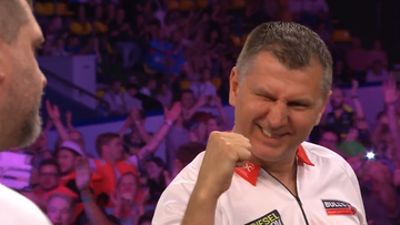 Krzysztof Ratajski świętuje zwycięstwo na mistrzostwach świata w darcie.