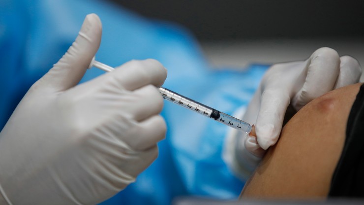 Koronawirus. Skutki uboczne szczepionek. Europejska Agencja Leków zaktualizowała listę