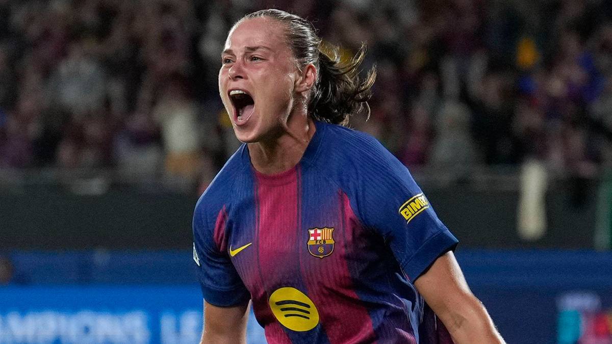 Piłkarka w koszulce FC Barcelony świętująca bramkę z otwartymi ustami