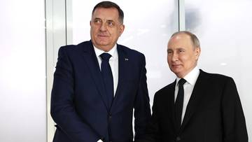 Milorad Dodik i Władimir Putin ubrani w eleganckie garnitury z krawatami stoją obok siebie.