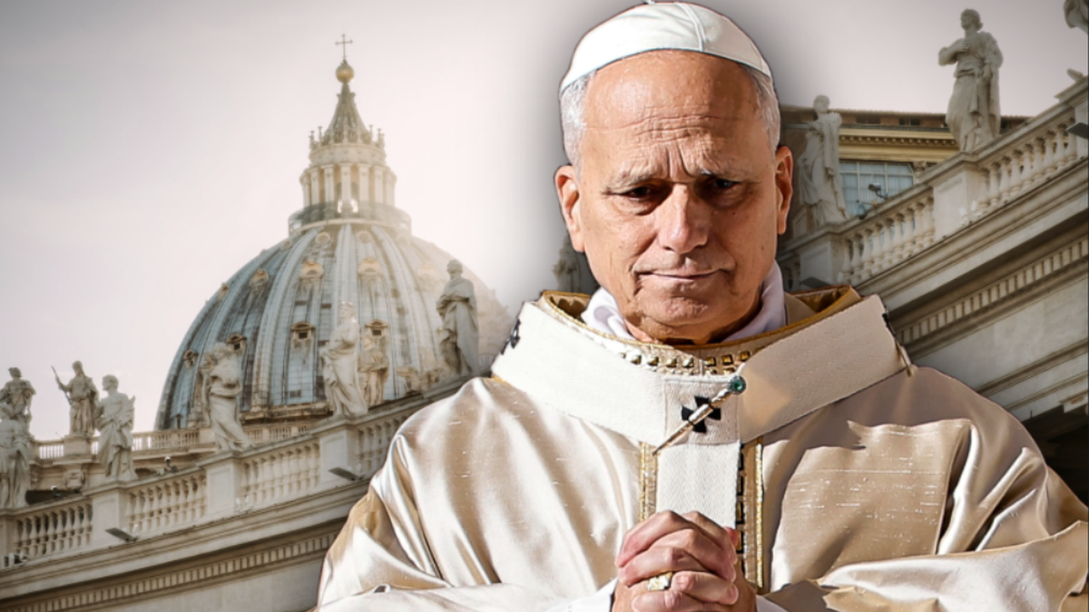 Papież Franciszek w białej szacie pontyfikalnej z dłońmi złożonymi do modlitwy, na tle Bazyliki Świętego Piotra w Watykanie.