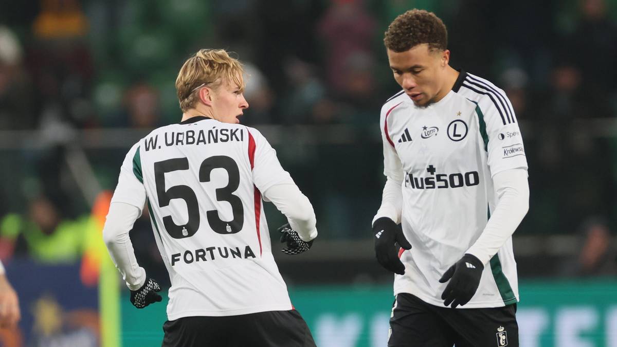 Dwóch piłkarzy Legii Warszawa w białych strojach.