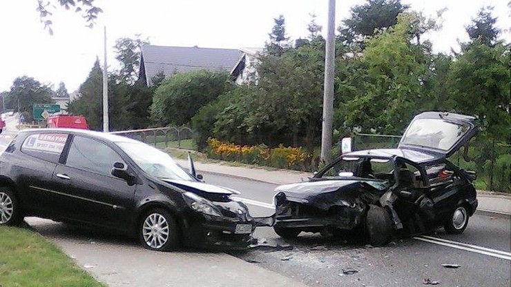 Wypadek w Chrząstowie koło Człuchowa. Zderzenie renault i forda w środku wsi