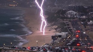 12.09.2022 05:58 Na popularnej plaży piorun zabił dwóch urlopowiczów. „Ich ciała były całkiem zwęglone i parowały”