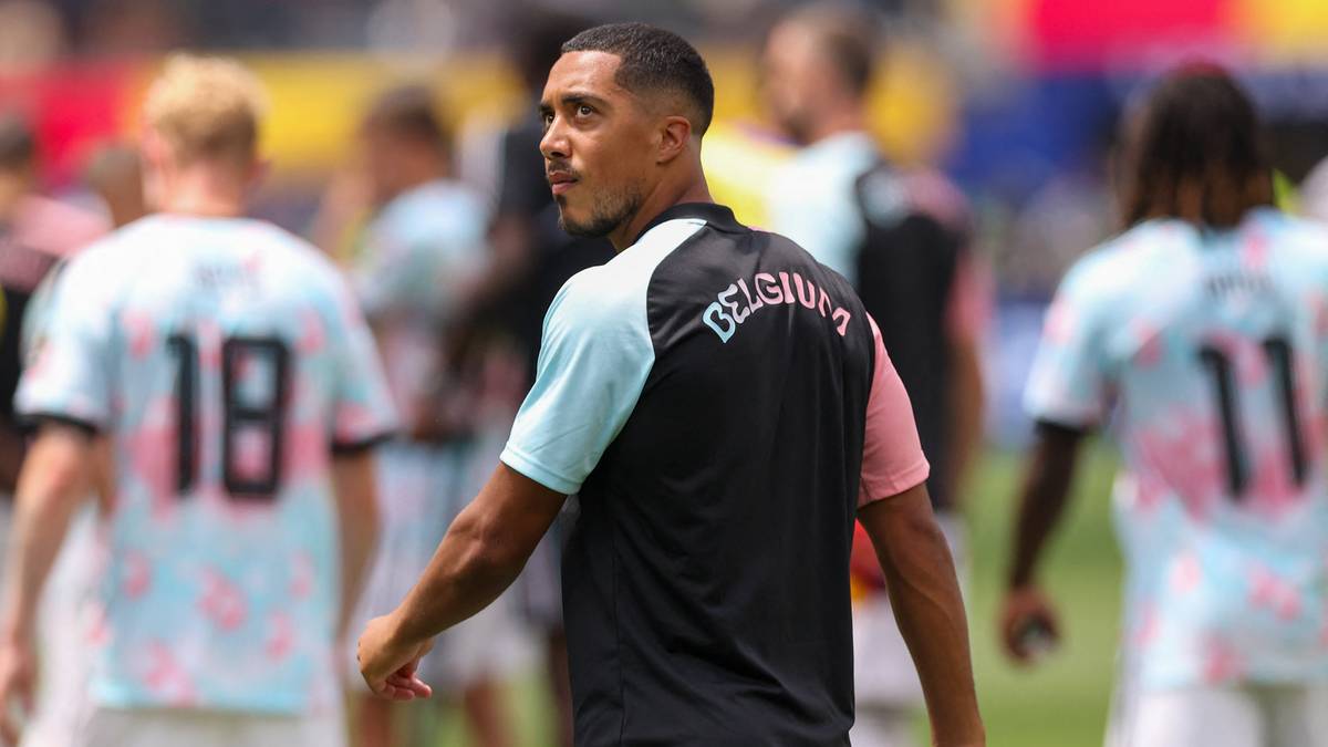 Youri Tielemans joins Manchester United from Aston Villa for £35m