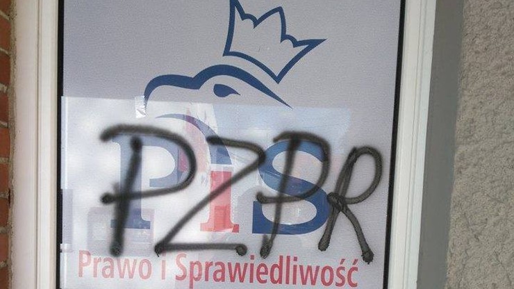 Miała napisać "PZPR" na biurze parlamentarzystów PiS. Nie odpowie za "propagowanie totalitaryzmu"