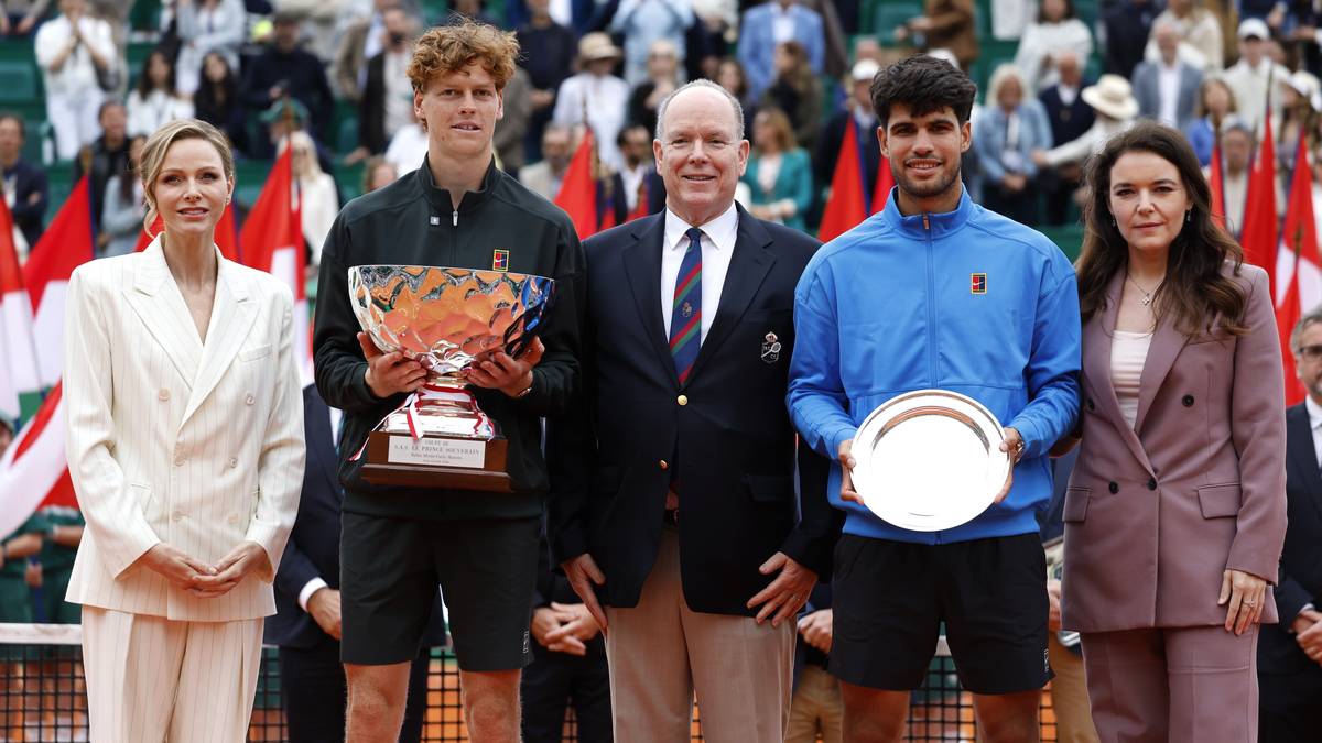 Carlos Alcaraz i Jannik Sinner odbierają nagrody po finale turnieju tenisowego.