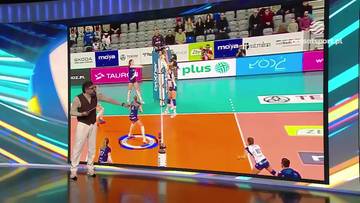 Trener Jakub Bednaruk analizuje akcje na boisku siatkarskim podczas meczu kobiet. Na ekranie widoczne są zawodniczki podczas gry.