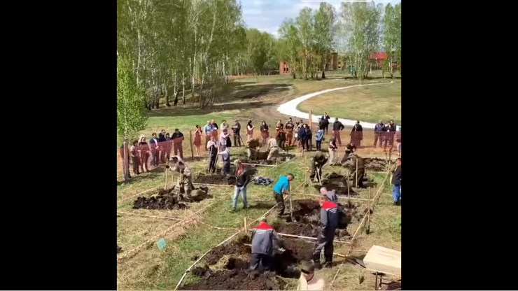 Rosja: zawody w kopaniu mogił. "Miały zachęcić młodzież do pracy jako grabarze"