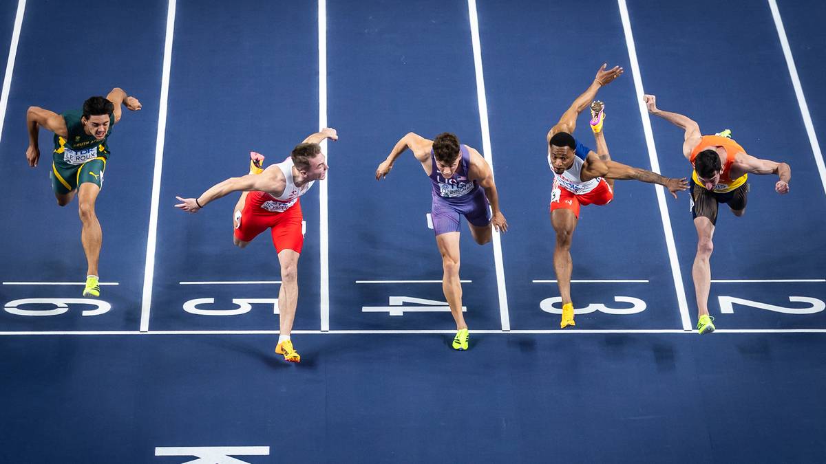 Pięciu lekkoatlet&oacute;w w pozycji startowej na bieżni, z numerami tor&oacute;w od 1 do 5.