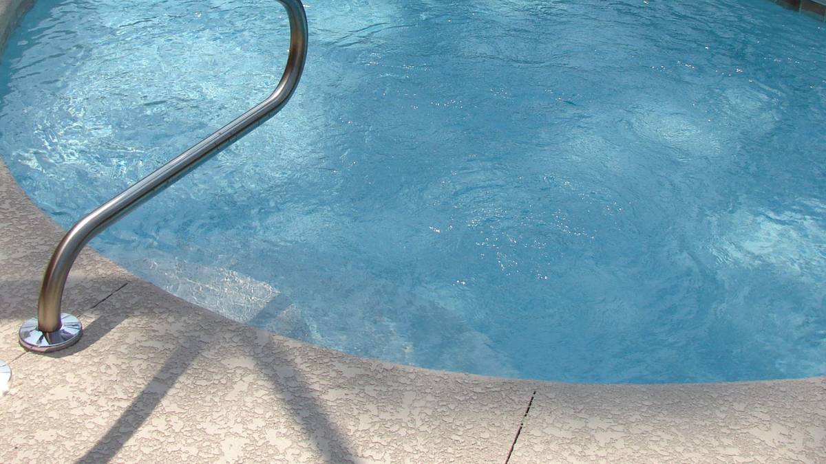 Dwulatek topił się w basenie. Lekarze walczą o jego życie