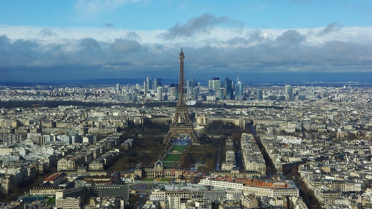Dzień bez samochodu w Paryżu. Zanieczyszczenie powietrza zmniejszyło się o 20 procent
