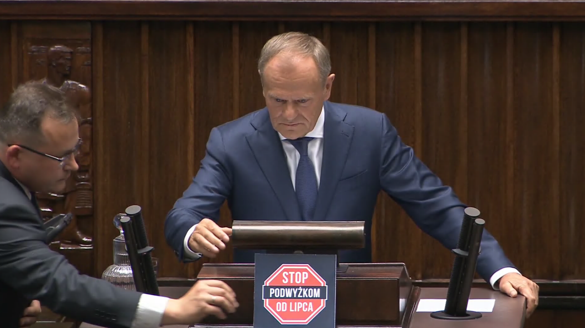 Przemówienie premiera w Sejmie. Poseł PiS wtargnął na mównicę