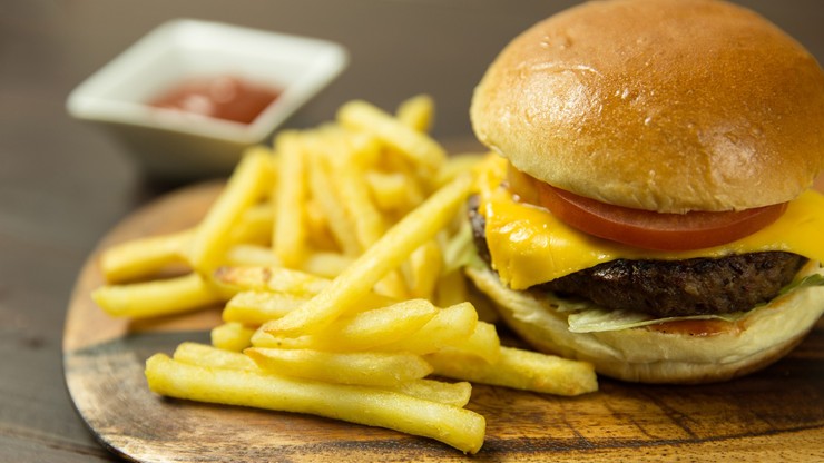 Wielka Brytania: Nieświadomie zapłacił za burgera 666,50 funtów. Walczy o zwrot pieniędzy