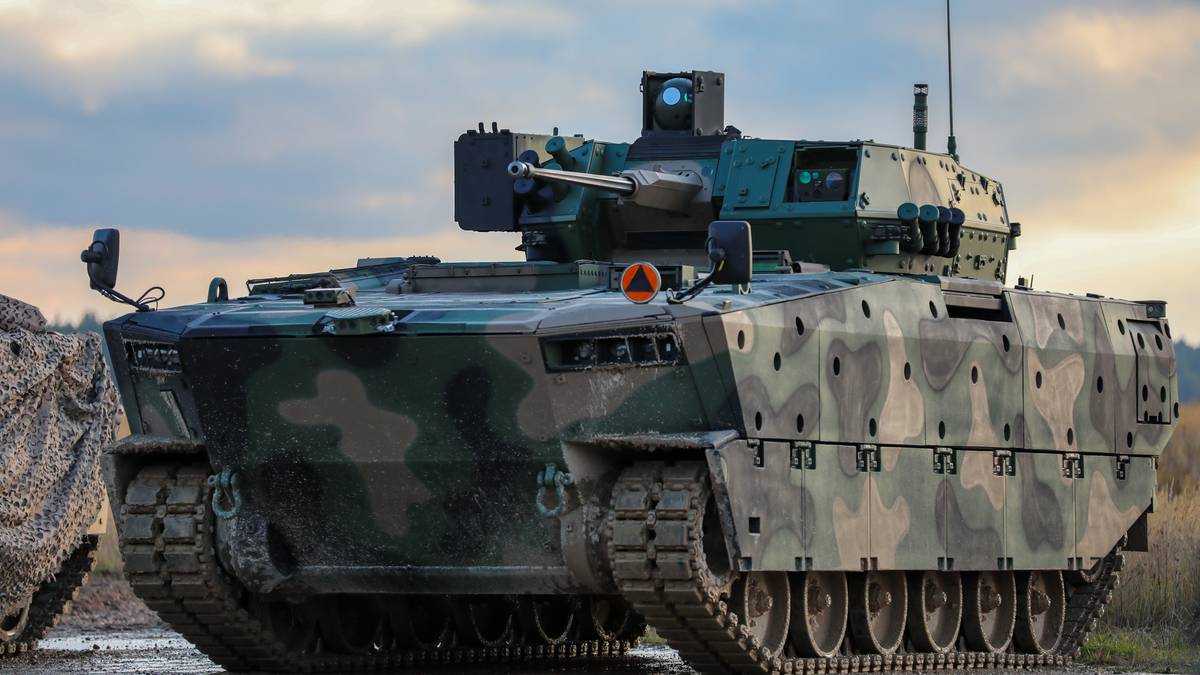 Bojowy wóz piechoty Borsuk w kamuflażu.