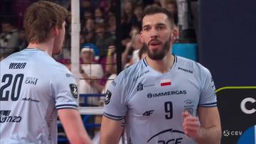 Jurij Semeniuk, numer 9, w jasnoniebieskiej koszulce z logo "IMMERGAS", rozmawia z kolegą z drużyny o numerze 20.