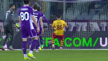 Gracz w ż&oacute;łtej koszulce z numerem 86 odwraca się od bramki po strzelonym golu. W pobliżu znajdują się zawodnicy w fioletowych strojach, w tym jeden z numerem 80. Widoczna jest siatka bramki i trybuny stadionu.