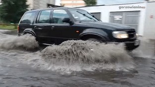 14.06.2020 11:00 Gigantyczna ulewa w samym epicentrum suszy w Polsce. Ulice zmieniły się w rwące potoki [FILMY]