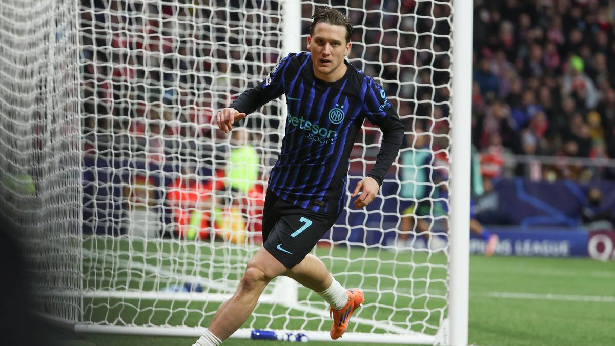 Piłkarz Interu Mediolan Piotr Zieliński w akcji na boisku.