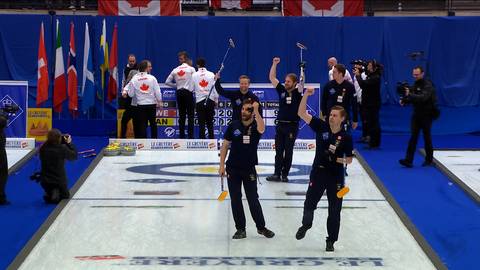 Drużyna curlingowa w niebieskich strojach świętuje zwycięstwo na lodowisku, unosząc ręce w geście radości. W tle widoczne są flagi Szwecji i Kanady.