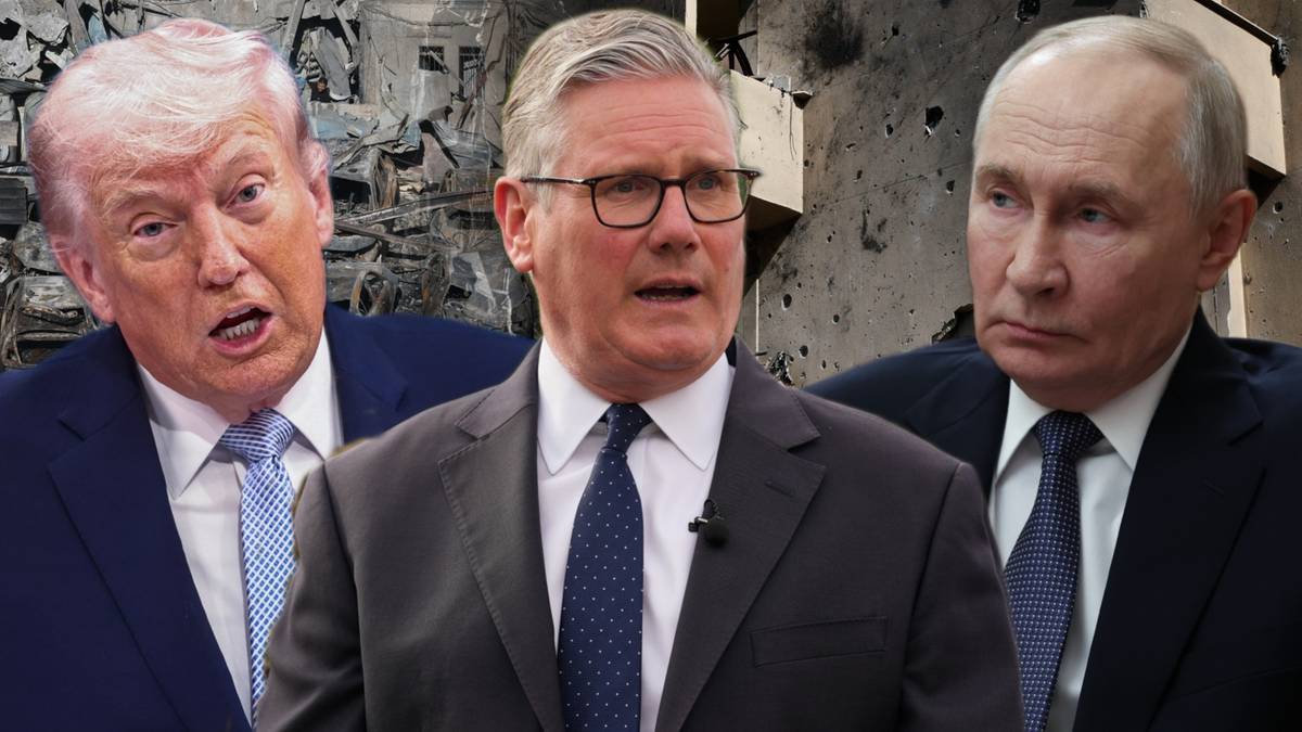 Trzy portrety polityk&oacute;w: po lewej Donald Trump, w środku Keir Starmer, po prawej Władimir Putin. Na tle widać zniszczony budynek.