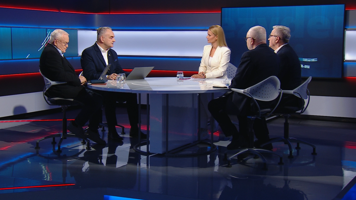 Dyskusja panelowa z udziałem czterech mężczyzn i jednej kobiety przy okrągłym stole w studiu telewizyjnym.