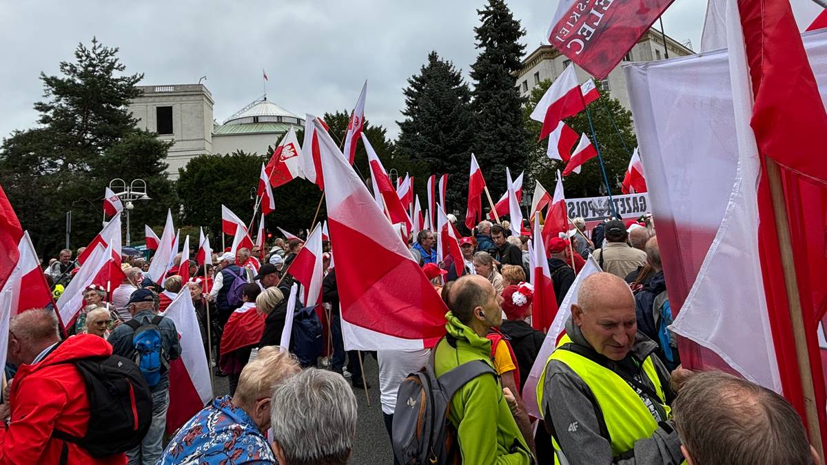 Manifestacje poparcia dla Karola Nawrockiego. Tłumy przed Sejmem