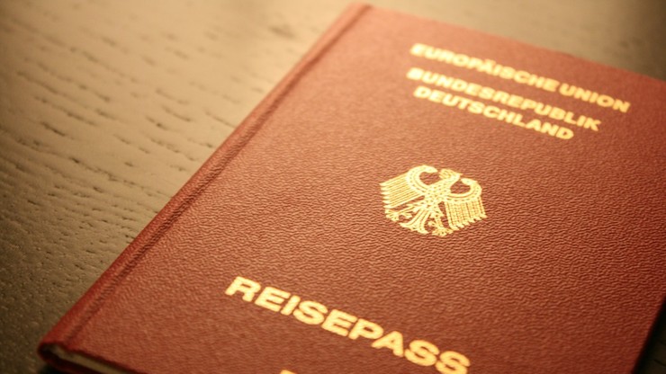 Irański fałszerz dokumentów zatrzymany na lotnisku w Modlinie. Mógł pomóc w legalizacji pobytu kilkuset uchodźcom