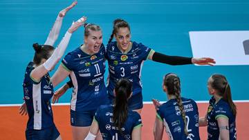 Sześć zawodniczek siatk&oacute;wki w niebieskich strojach świętuje w trakcie meczu.