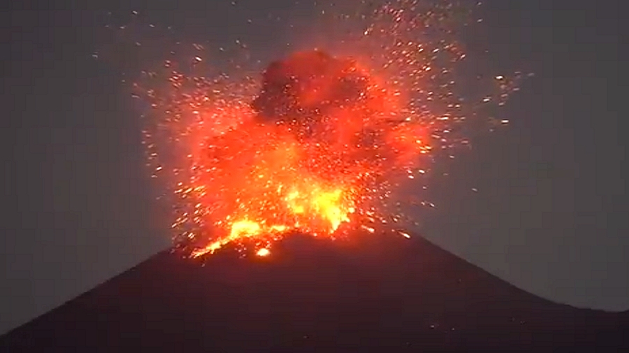 Tragiczna erupcja Krakatau z 23 grudnia. Fot. Twitter / Richard Roscoe.