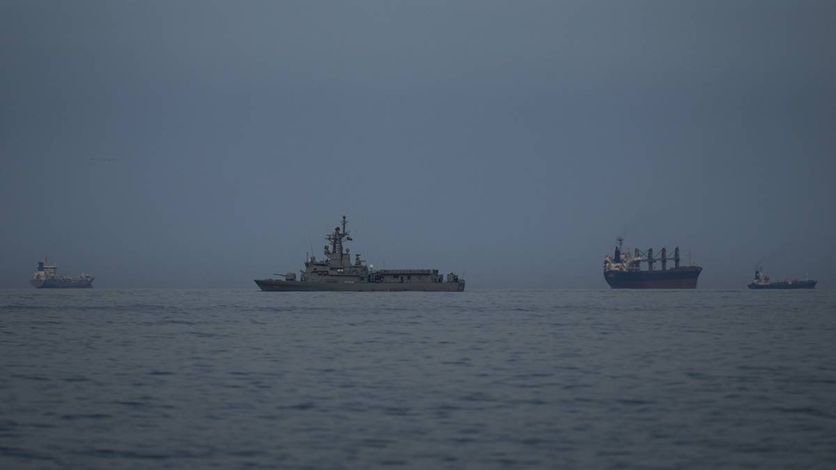 Statki na morzu przy pochmurnej pogodzie