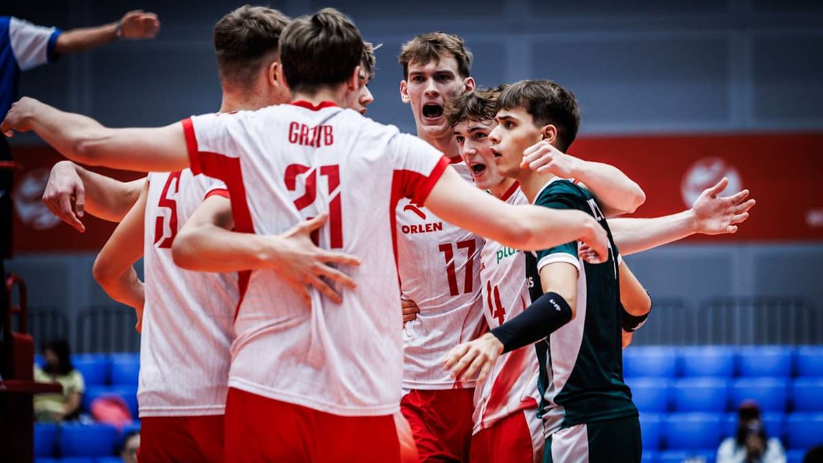 Grupa polskich siatkarzy w białych i zielonych strojach świętuje zwycięstwo, obejmując się nawzajem.