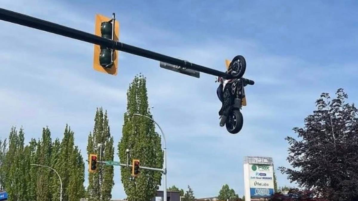 Nietypowy wypadek w Kanadzie. Motocykl zawisł nad skrzyżowaniem