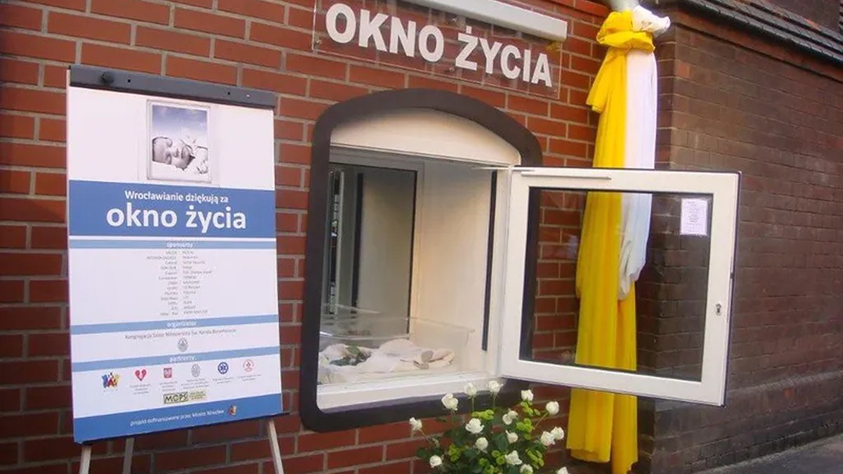 Wrocław: Kilkumiesięczne dziecko znaleziono w Oknie Życia