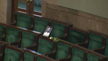 Zdjęcie posła Łukasza Litewki umieszczone na fotelu w sali sejmowej, obok wiązanka zielonych liści.