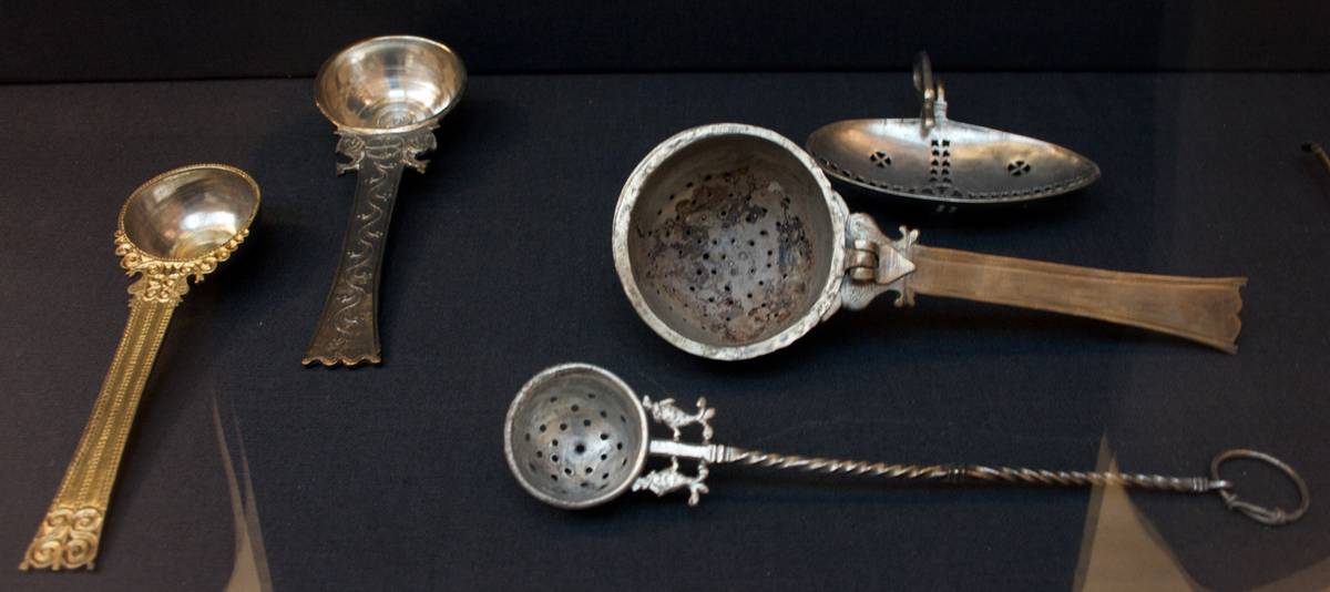 Znalezione artefakty archeologiczne, w tym monety i elementy zastawy stołowej