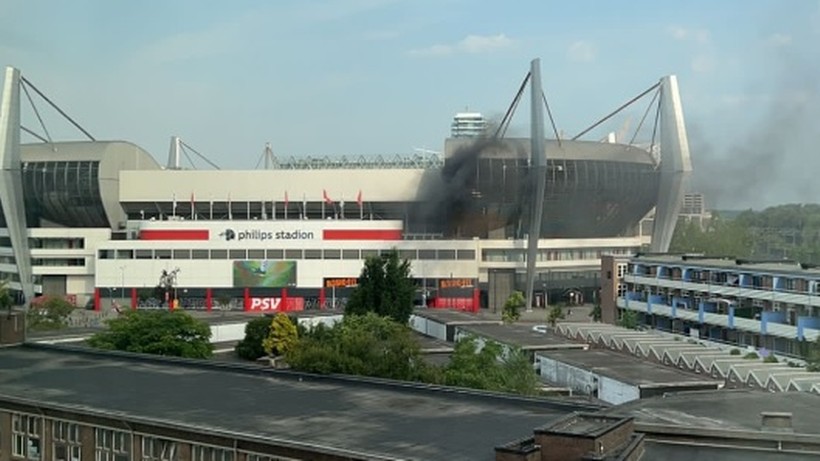 Stadion PSV w ogniu. Zniszczeniu uległa jedna z trybun (WIDEO)