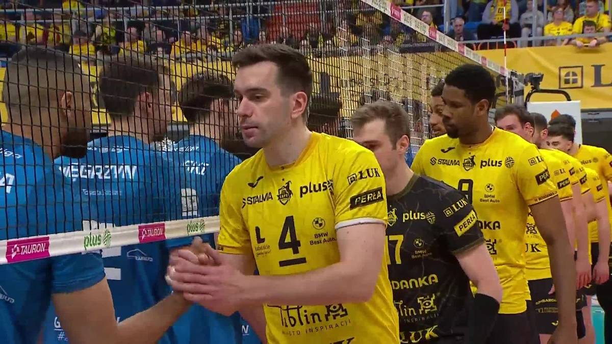 Siatkarze Bogdanki LUK Lublin i Cuprum Stilon Gorz&oacute;w podają sobie ręce przy siatce po zakończeniu meczu.