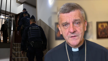 Złożony obraz przedstawiający po prawej stronie księdza w czarnej koszuli z koloratką, a po lewej funkcjonariuszy policji wchodzących po schodach do budynku.