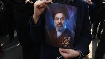 Portret Modżtaby Chameneiego.